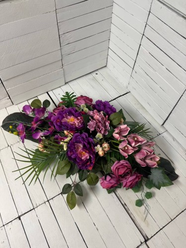 Stroik na cmentarz 90 cm w ciemnym różu z piwoniami, różami i dendrobium