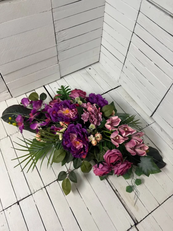 Stroik na cmentarz 90 cm w ciemnym różu z piwoniami, różami i dendrobium
