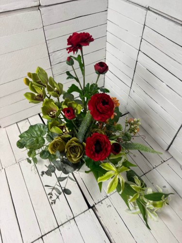 Stroik na cmentarz premium w białej misie z makami i orchideami.jpg