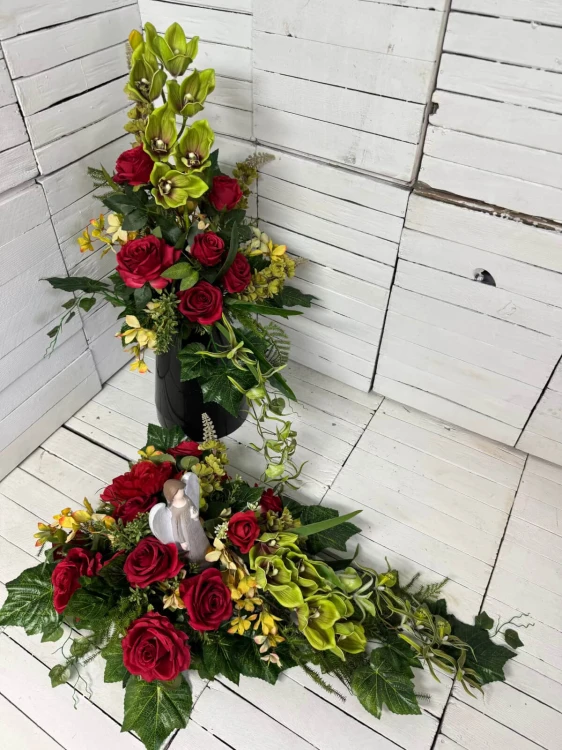Komplet nagrobny z aniołem 80x40 cm stroik na grób czerwone róże zielone dendrobium bukiet do wazonu