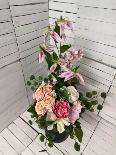Elegancki bukiet na cmentarz z różowymi różyczkami i gladiolami