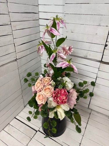 Bukiet nagrobny do wazonu z różowymi gladiolami i ciemną magnolią