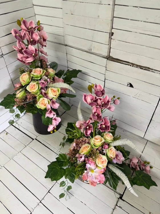 Komplet nagrobny premium 50 cm z różowym dendrobium i różą w szaro-białej donicy drewnianej