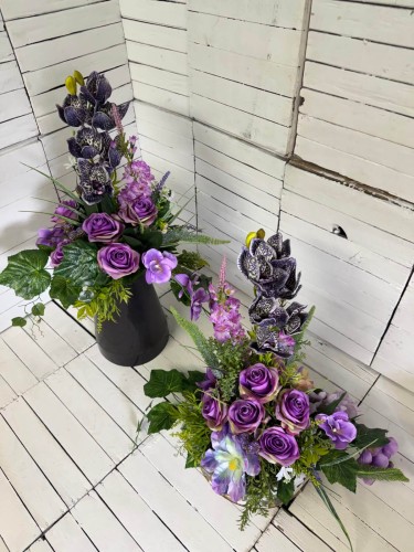 Komplet nagrobny premium 50 cm z fioletowym cymbidium i różą w szaro-białej donicy drewnianej