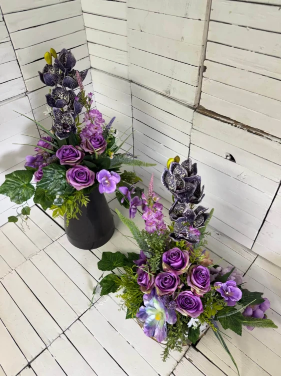 Komplet nagrobny premium 50 cm z fioletowym cymbidium i różą w szaro-białej donicy drewnianej