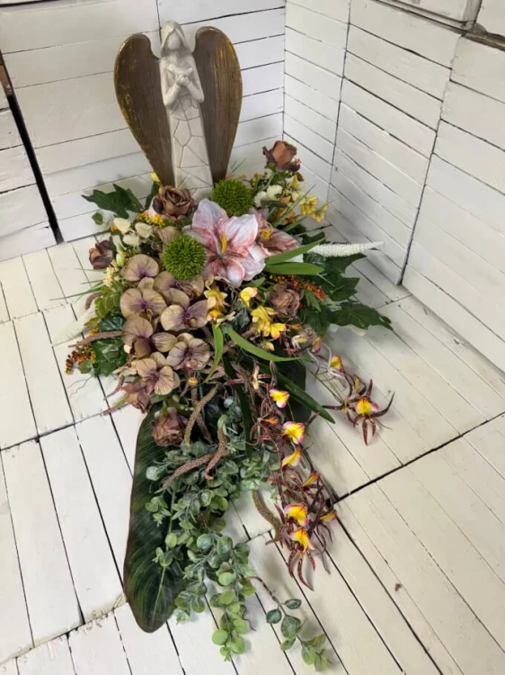 Elegancka brązowa dekoracja nagrobna premium z dodatkami florystycznymi
