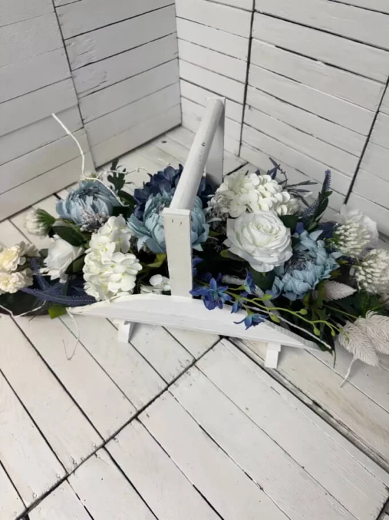 Stroik na cmentarz 110 cm z bukietem eleganckich kwiatów premium