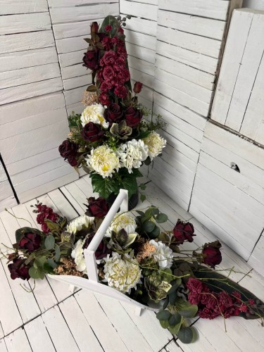 Nowoczesny stroik na cmentarz z bukietem bordo i biel premium 110 cm