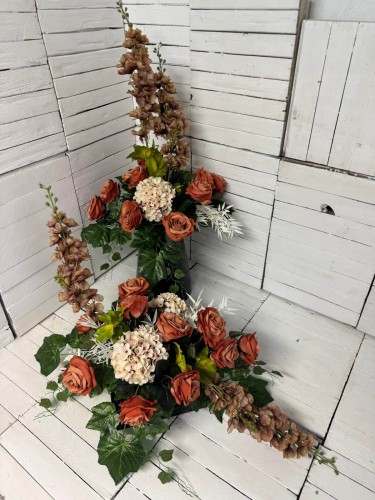 Elegancki stroik na cmentarz z brązową różą w nowoczesnej misie