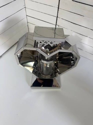 Metalowy lampion nagrobny w kolorze srebrnym z przodu