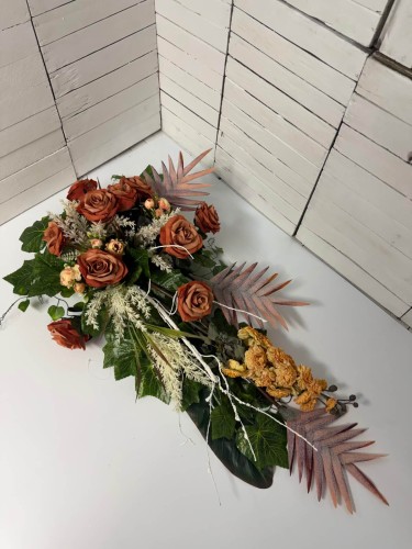 Elegancka jesienna kompozycja nagrobna w odcieniach brązu i beżu