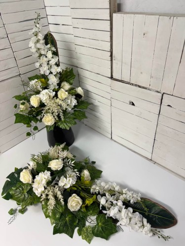 Komplet na cmentarz Harmony z białymi ostróżkami, hortensjami i różami 90 cm