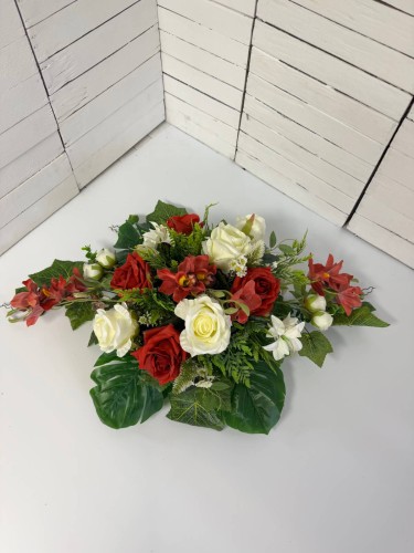 Elegancki stroik na cmentarz 80 × 40 cm z czerwonymi storczykami i kremowymi różami – Kolekcja Bicie Serca