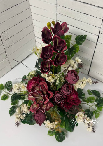Elegancka kompozycja nagrobna premium w głębokich odcieniach bordo