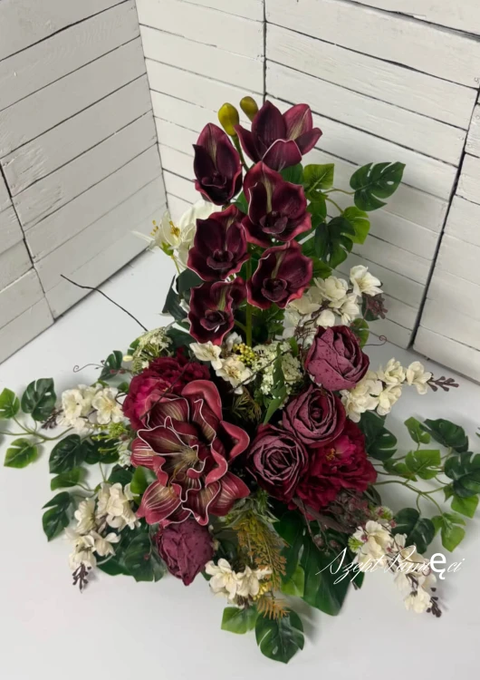 Elegancka kompozycja nagrobna premium w głębokich odcieniach bordo