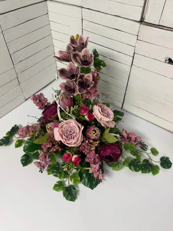 Elegancki stroik na cmentarz w głębokim odcieniu ciemnego różu z dendrobium i magnolią