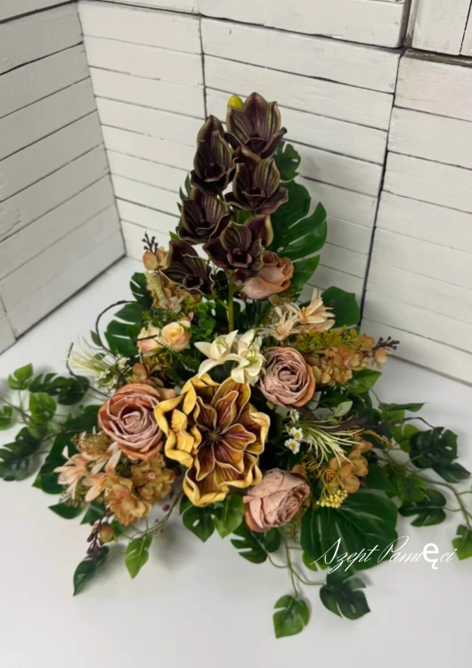 Elegancka dekoracja na cmentarz z nowoczesnymi różami i magnolią latte