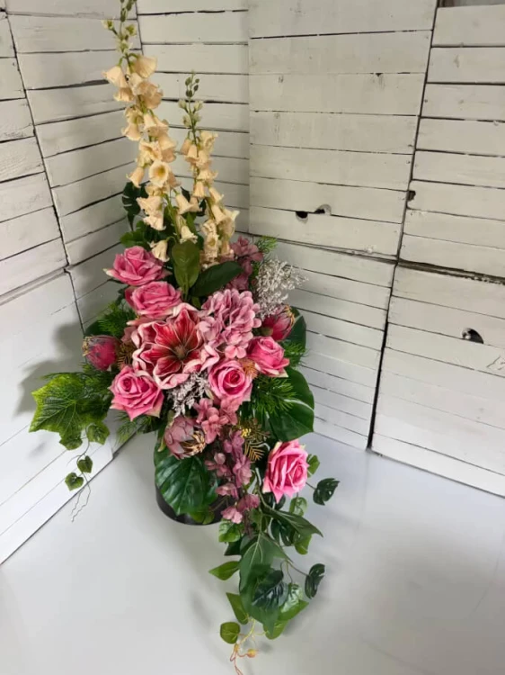 Bukiet do wazonu na cmentarz 70 × 40 cm z różowymi magnoliami i długim zwisem