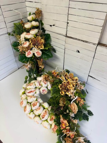 Stroik na cmentarz w kształcie serca 90 × 60 cm z magnoliami latte