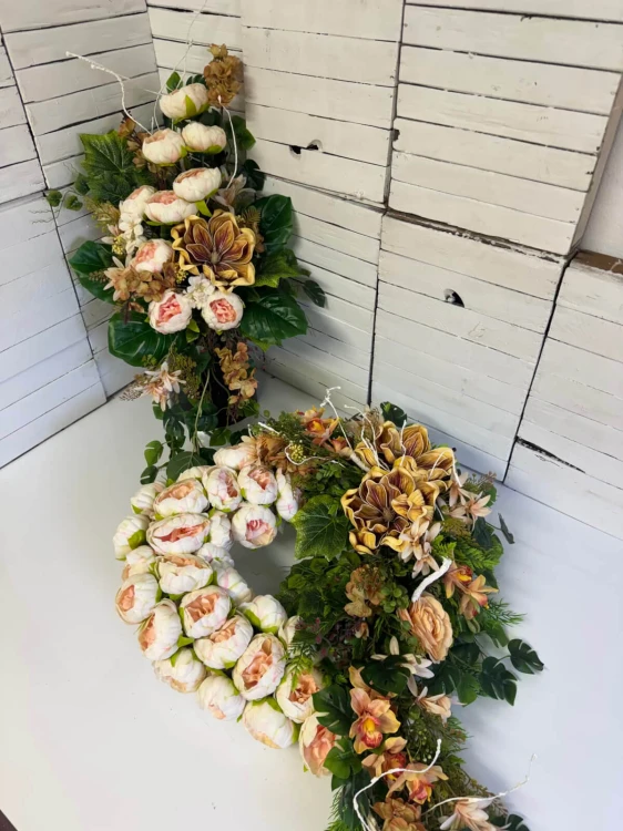 Stroik na cmentarz w kształcie serca 90 × 60 cm z magnoliami latte