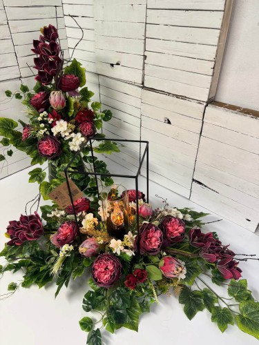 Duży komplet na cmentarz 100 cm z metalową lampą, bordowym dendrobium i różami premium