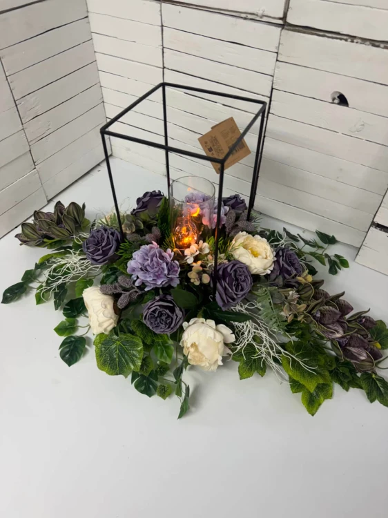 Duży stroik na cmentarz 100 cm z metalową lampą i fioletowym dendrobium.