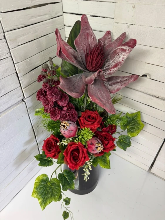 Bukiet do wazonu na cmentarz 68 × 35 cm w kolorze bordo