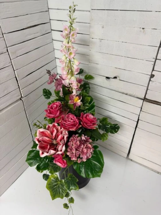 Bukiet nagrobny z magnolią i drobnymi dodatkami