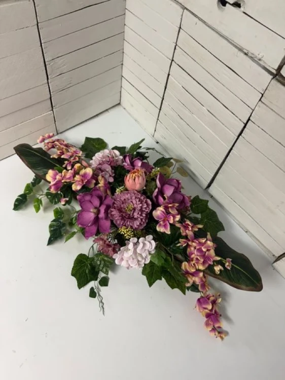 Elegancki stroik na cmentarz z magnolią i storczykiem