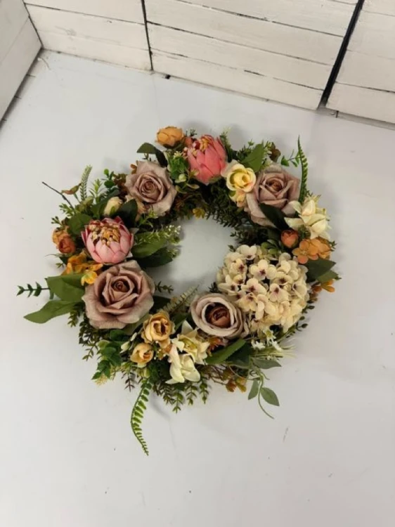 Wianek na pomnik 40 cm z drobnymi dodatkami