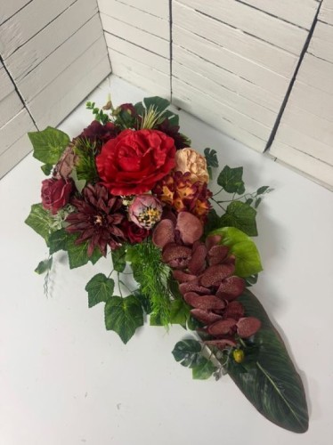 Stroik na pomnik z bordową hortensją i brązową magnolią
