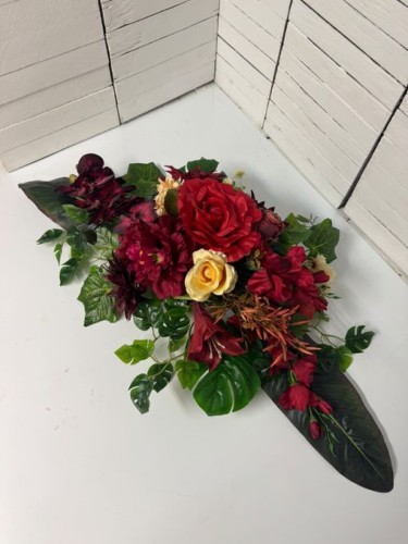 Elegancki stroik na pomnik w kolorze bordo i kremu