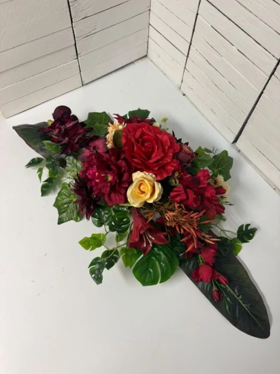 Elegancki stroik na pomnik w kolorze bordo i kremu