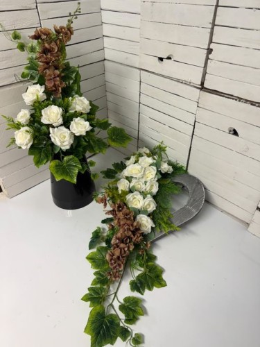 Elegancki stroik na pomnik w kolorze bordo, kremu i cytryny