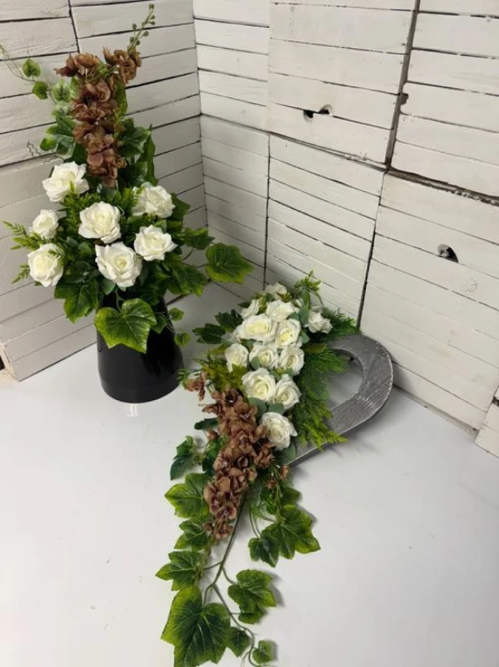 Elegancki stroik na pomnik w kolorze bordo, kremu i cytryny