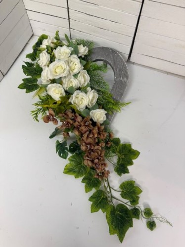 Klasyczna kompozycja na grób w czarnej drewnianej lampie