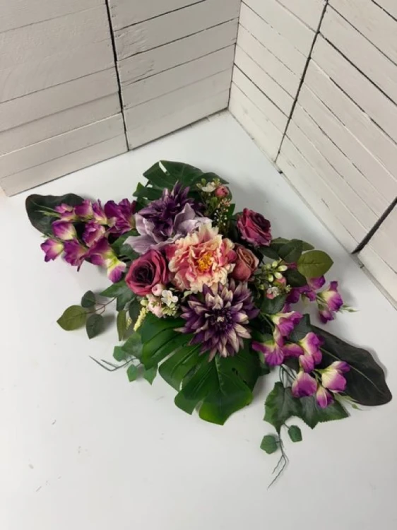 Stroik na grób 90 cm z mieczykiem, różami i magnolią