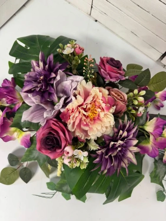Elegancki stroik nagrobny z magnolią i różową piwonią