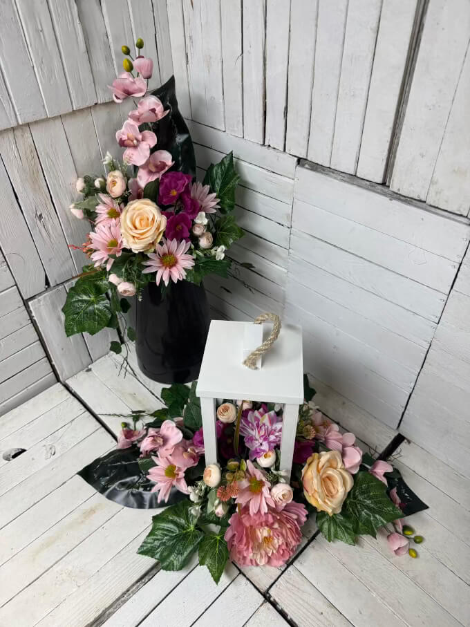 kompozycja na cmentarz z lampą-biała-komplet nagrobny-kwiaty na cmentarz-stroik na grob-stroiki-kompozycje na cmentarz-eleganckie-piekne.jpg