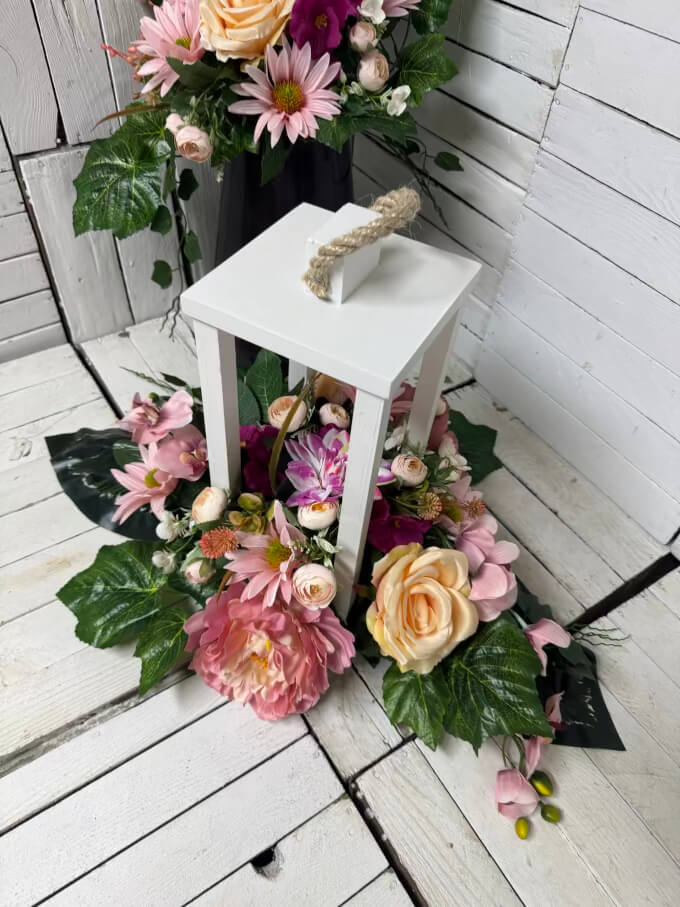 kompozycja na cmentarz-stroik-lampa-lampion-drewniany-biały-komplet nagrobny-kwiaty na cmentarz-stroik na grob-stroiki-kompozycje na cmentarz-eleganckie-piekne.jpg